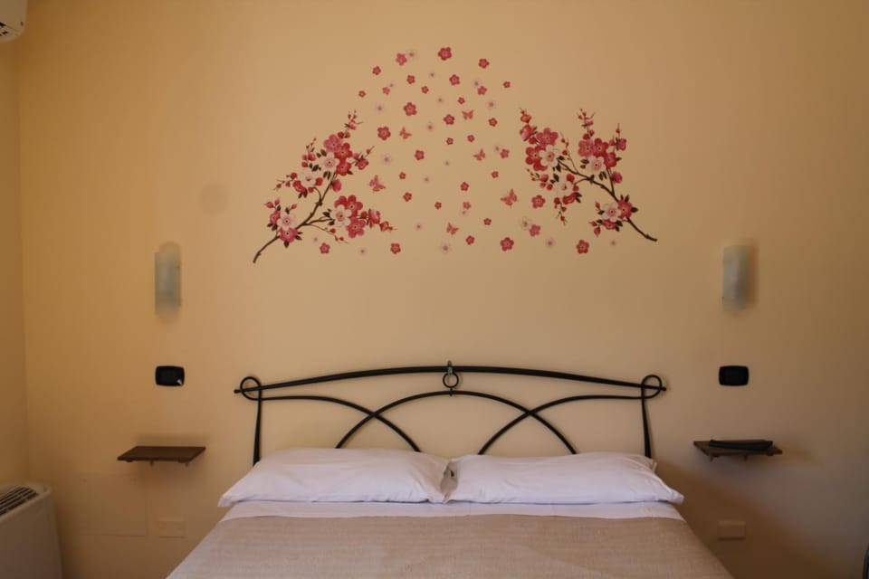 Photo of the whole room, Decorative detail, Bedroom
