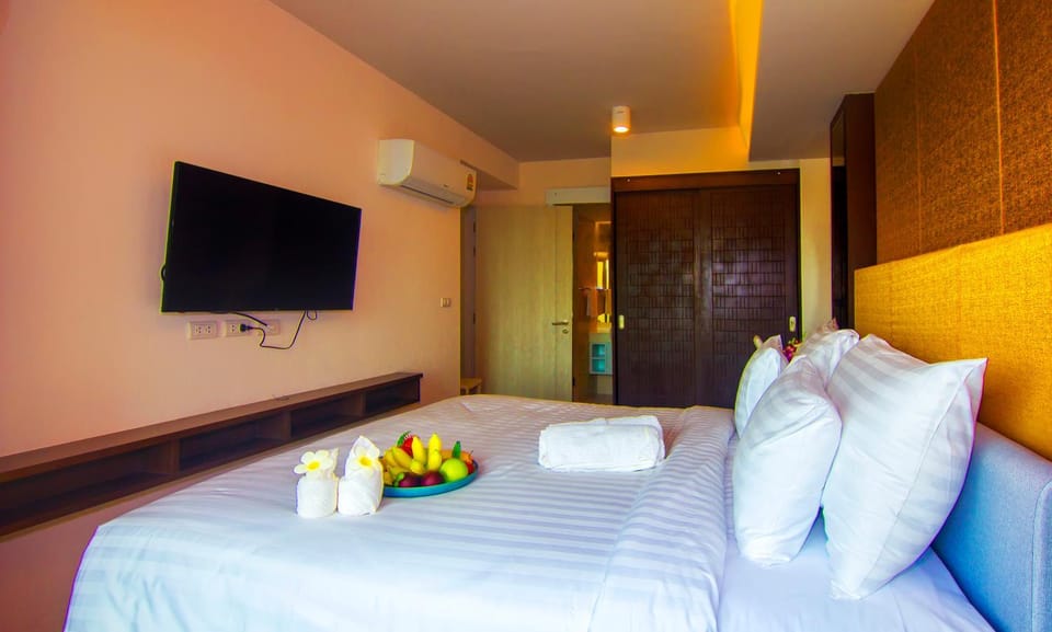 Bed, TV and multimedia, Bedroom