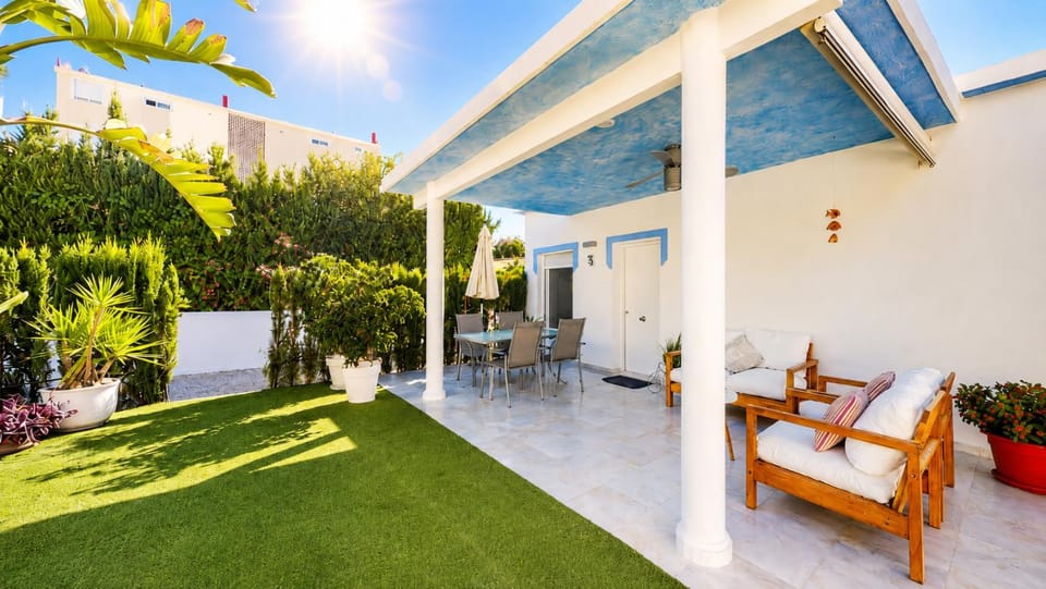 Property building, Patio, Spring, Day, Garden, View (from property/room), Balcony/Terrace, Living room, Seating area, Dining area, Garden view, sunbed