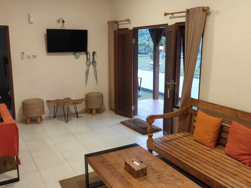 TV and multimedia, Living room, Seating area, air conditioner