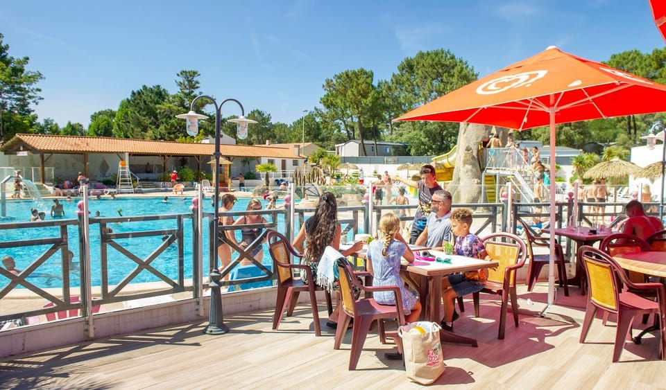 Restaurant/places to eat, Pool view
