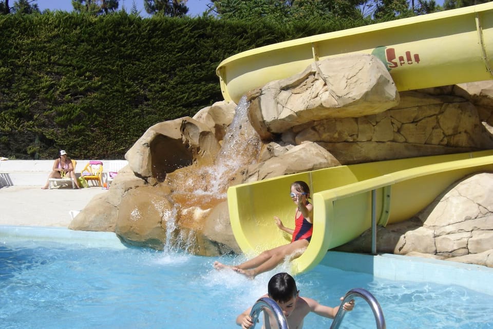 Day, Swimming pool, young children