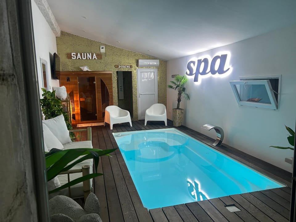 Sauna, Swimming pool