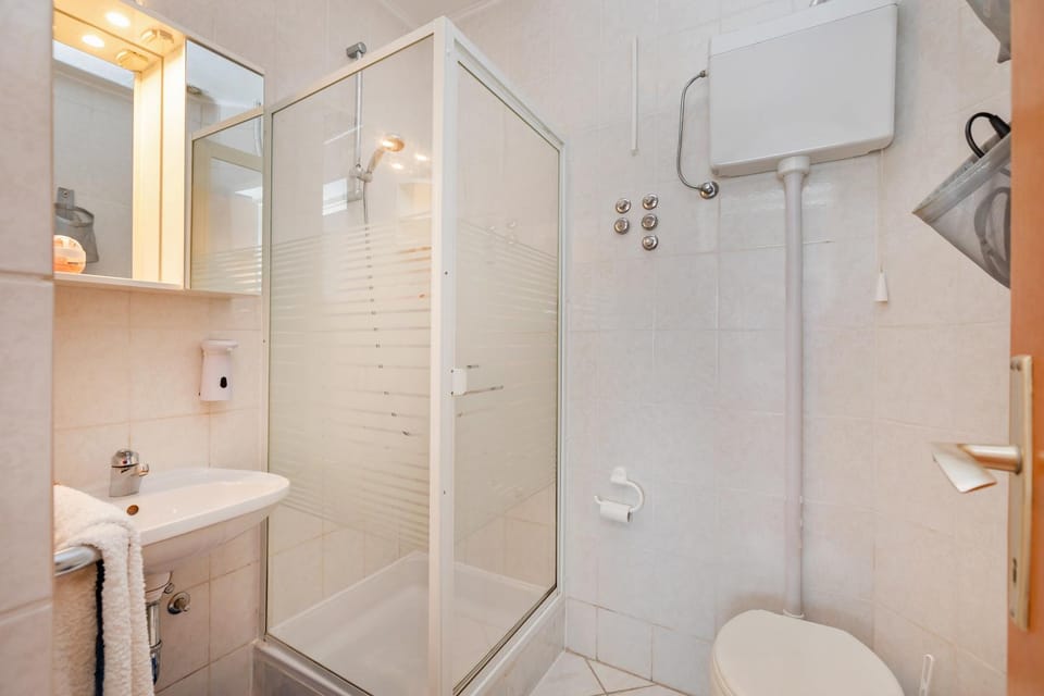 Shower, Toilet, Bathroom, towels