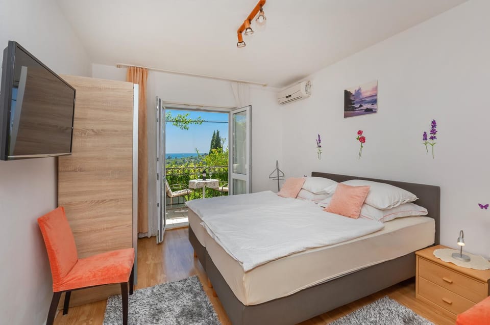 Bed, Photo of the whole room
