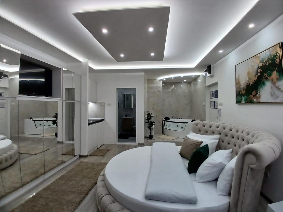 Bed, TV and multimedia, Photo of the whole room, Bedroom