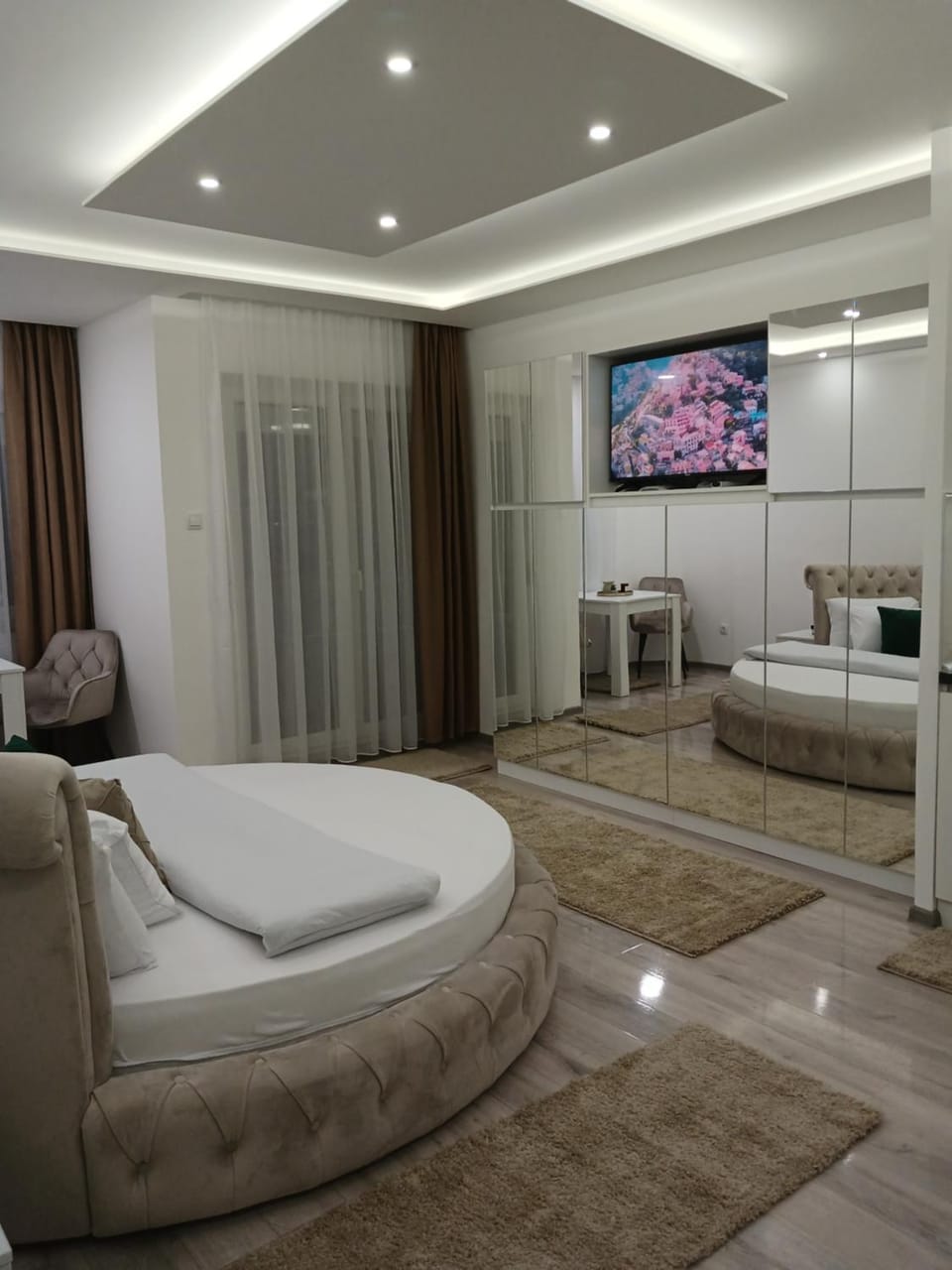 Bed, TV and multimedia, Photo of the whole room, Seating area, Bedroom