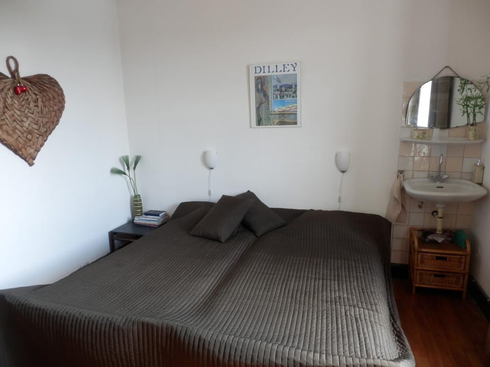 Bed, Photo of the whole room, Decorative detail, River view