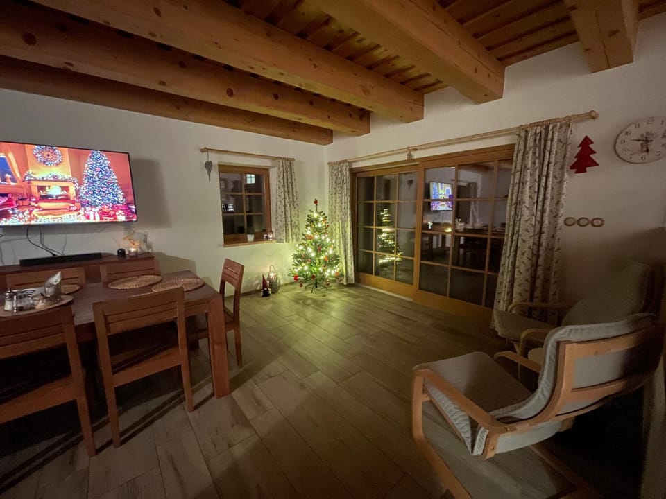 Communal lounge/ TV room, Living room, Seating area