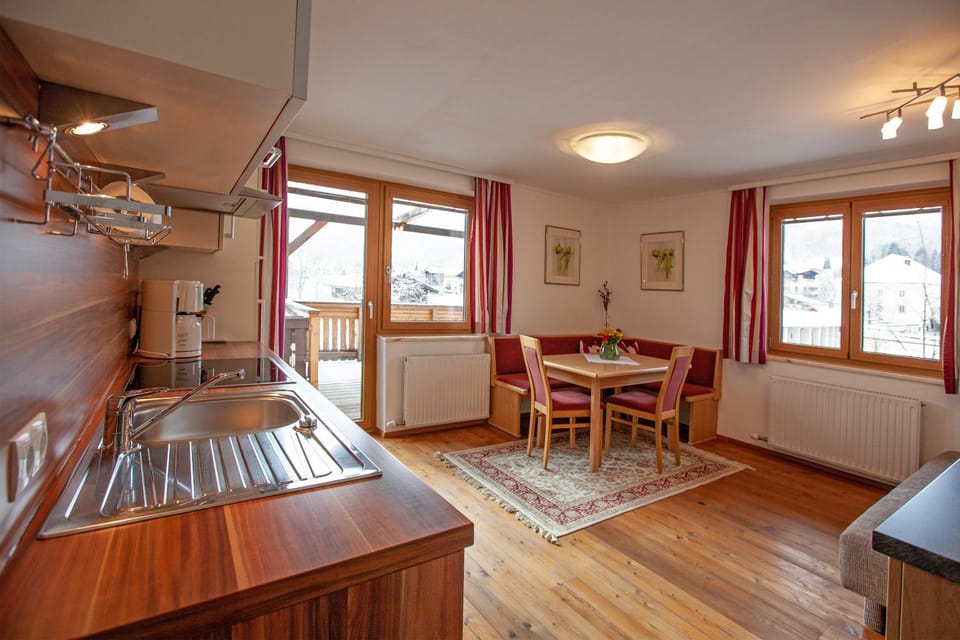 Kitchen or kitchenette, Seating area