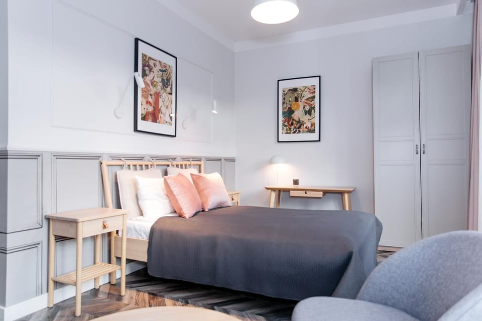 Bed, Photo of the whole room, Seating area, Bedroom, wardrobe