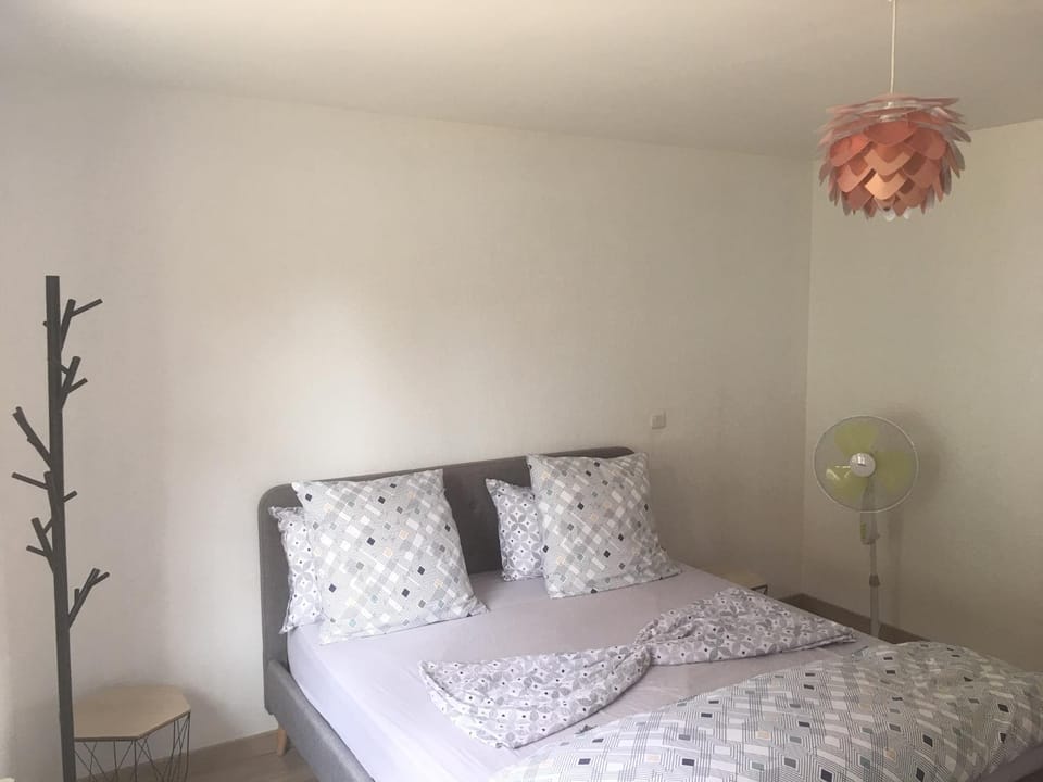 Photo of the whole room, Bedroom