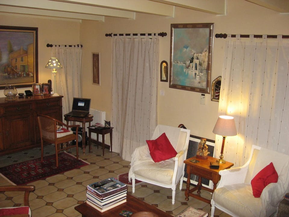 Communal lounge/ TV room