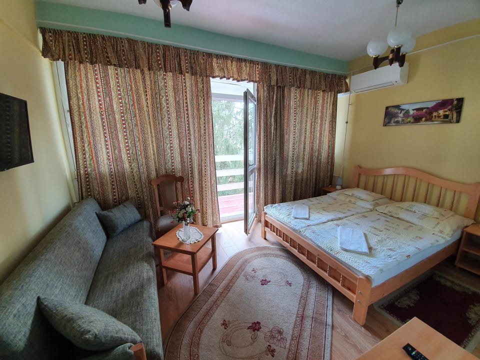 Bed, Living room, Photo of the whole room, Bedroom
