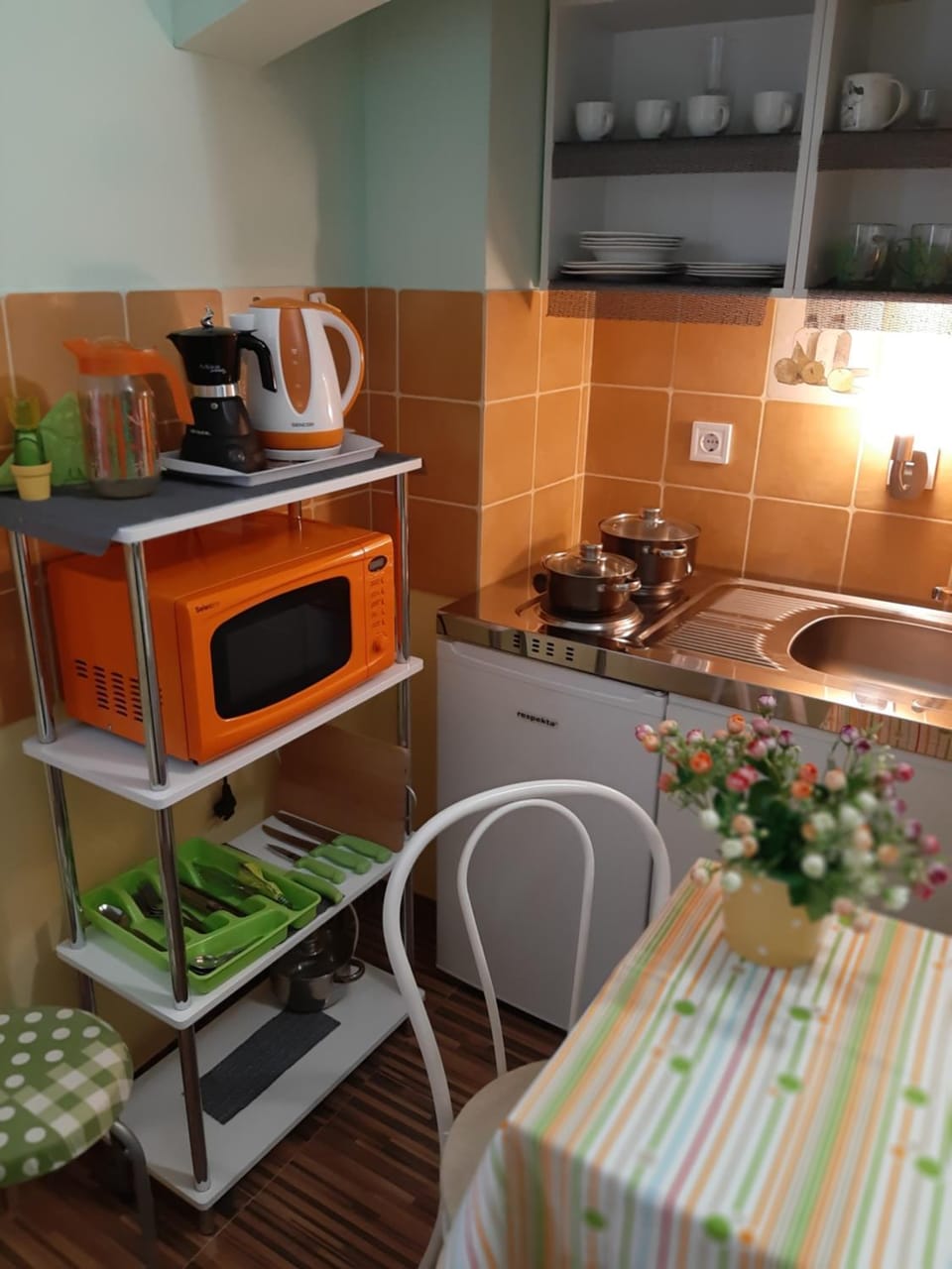 Kitchen or kitchenette, Dining area