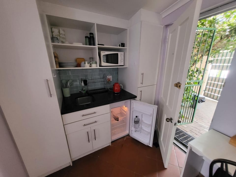 Dining area, minibar