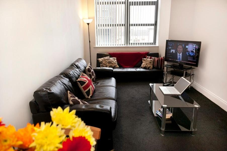 Lace Market Apartments - City Centre - 4 Beds Apartment with 2 Bathrooms and full Kitchen in George Street - close to Victoria Centre Shopping Centre - Parking for Cars & Vans from Five Pounds a Day - Sunday 1pm Check-out Apartment in Nottingham