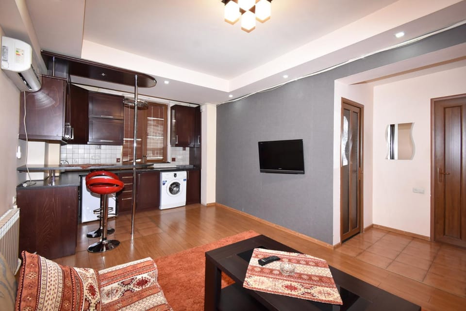 Communal lounge/ TV room, TV and multimedia, Kitchen or kitchenette, Living room, Seating area, Dining area, Communal kitchen