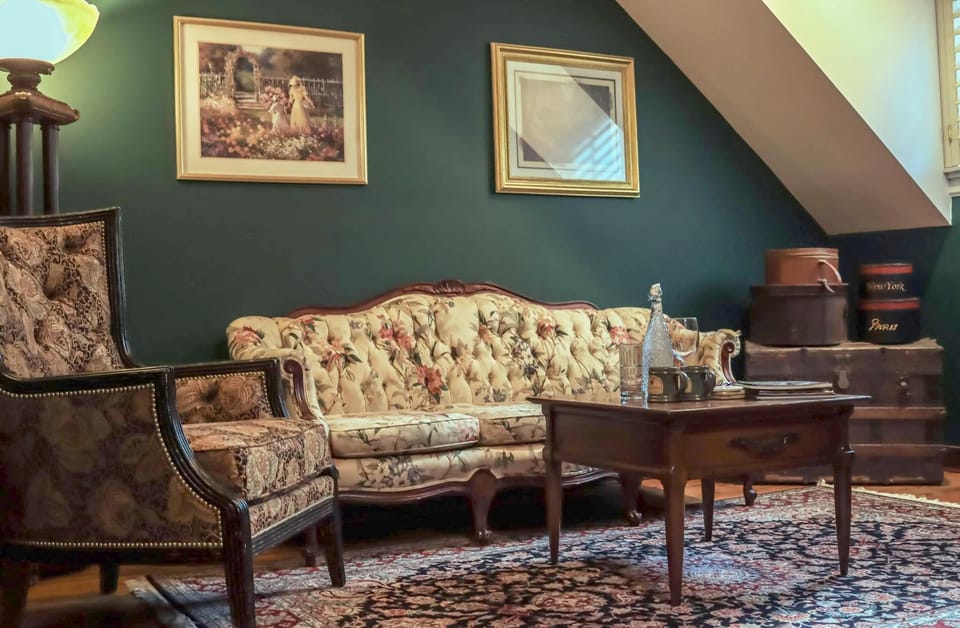 Living room, Seating area