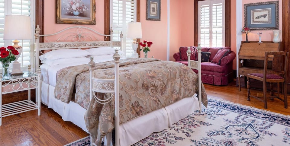 Bed, Living room, Photo of the whole room, Seating area, Bedroom