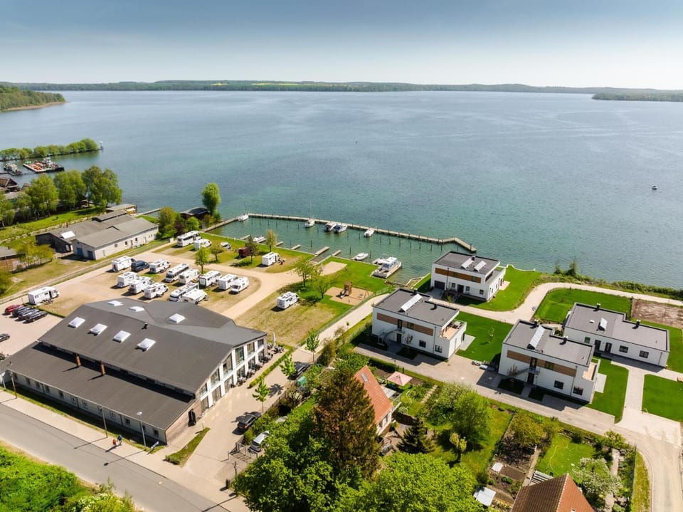 Hangar 19 Luxusapartment mit Sauna, Kamin, Dachterrasse und Seeblick H5W3 Apartment in Schwerin