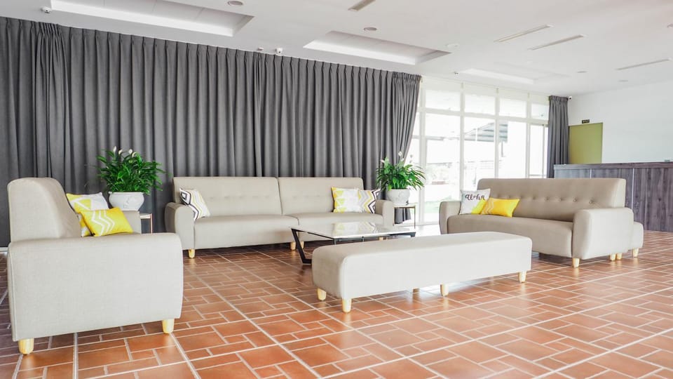 Living room, Lobby or reception, Lounge or bar, Seating area, Area and facilities
