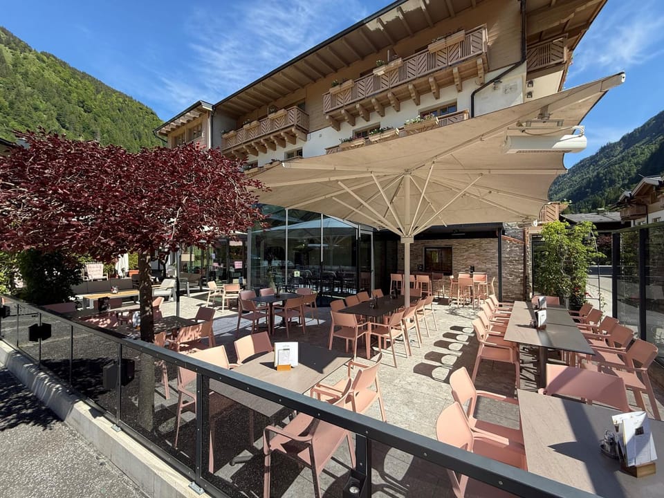 Restaurant/places to eat, Balcony/Terrace, Food and drinks