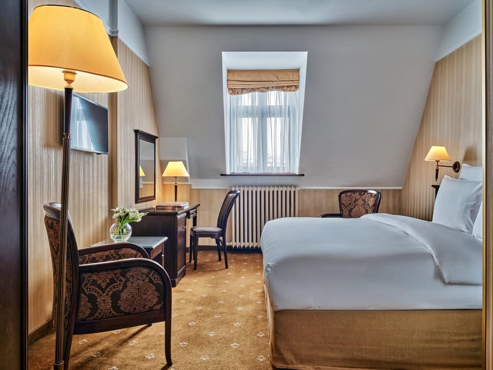 Bed, Photo of the whole room, Seating area, Bedroom