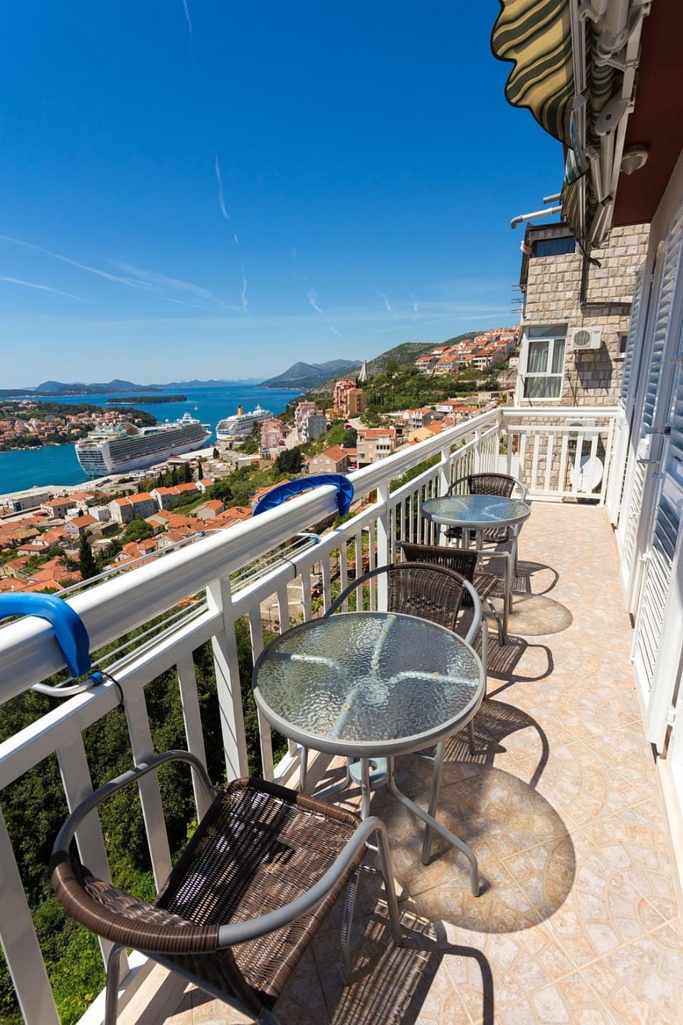 Property building, Facade/entrance, Neighbourhood, On site, Sea view, Area and facilities