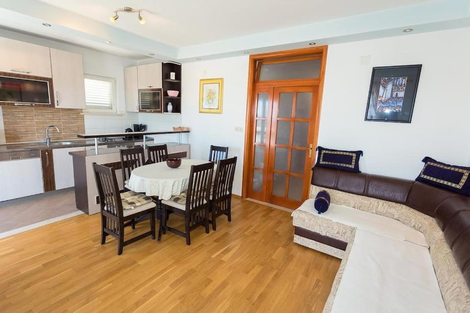 Kitchen or kitchenette, Living room, Dining area