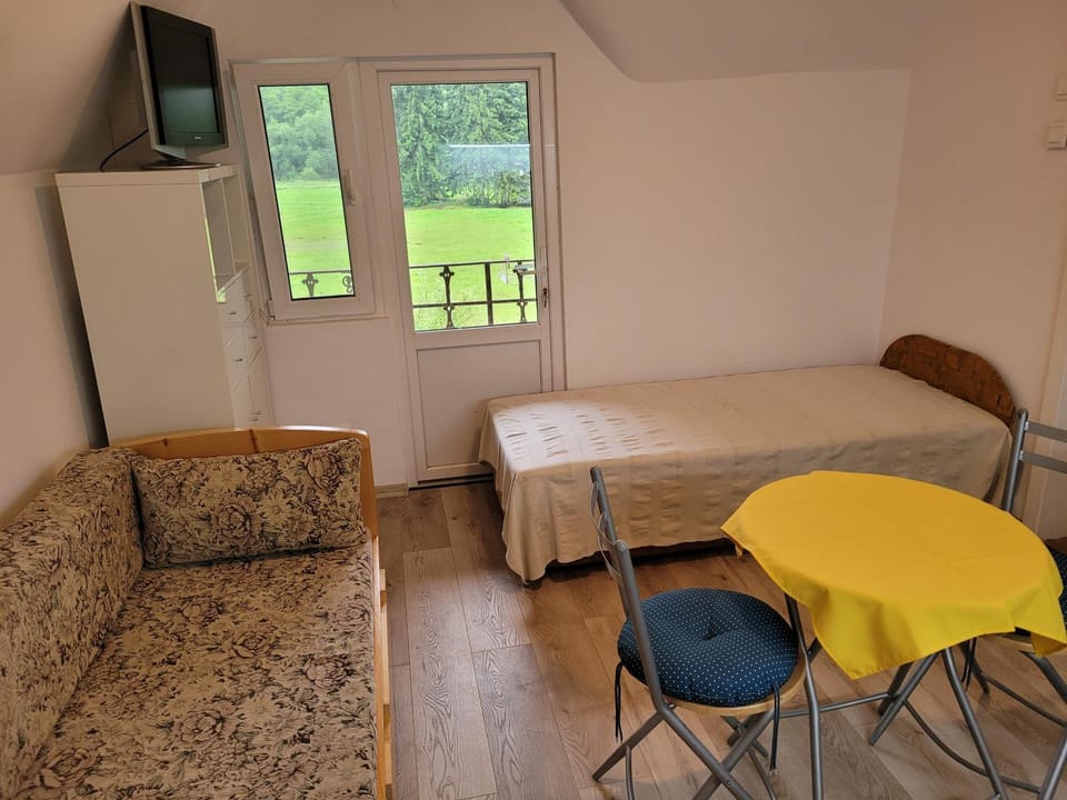 Bed, TV and multimedia, Seating area, Dining area, Bedroom