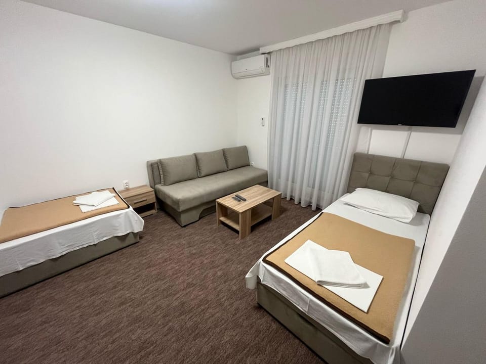 Bed, TV and multimedia, Living room, Photo of the whole room, Seating area, Bedroom, air conditioner