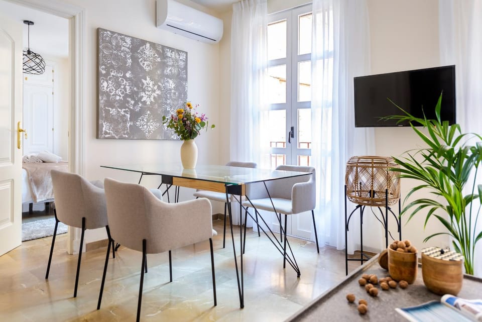 TV and multimedia, Living room, Seating area, Dining area, air conditioner
