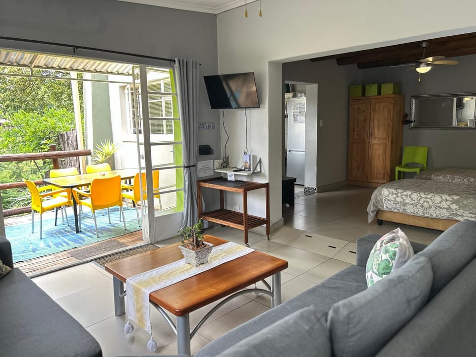 Patio, BBQ facilities, TV and multimedia, Living room, Seating area, children, Family