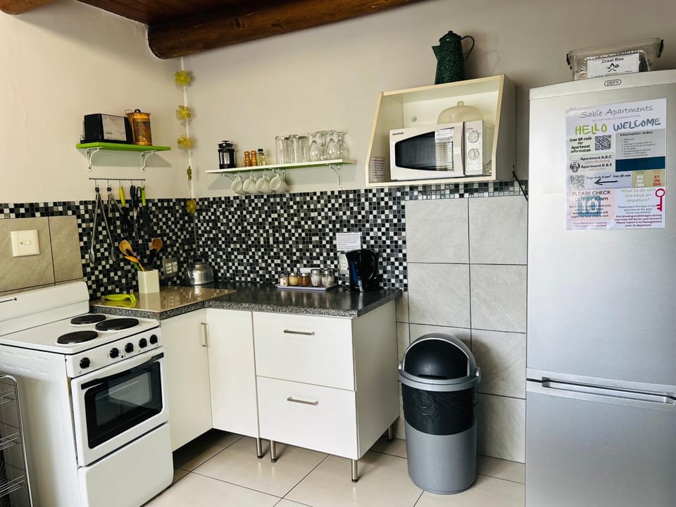 Coffee/tea facilities, Kitchen or kitchenette, Dining area, microwave, oven, stove, toaster, kitchen