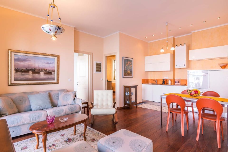 Kitchen or kitchenette, Living room, Seating area, Dining area