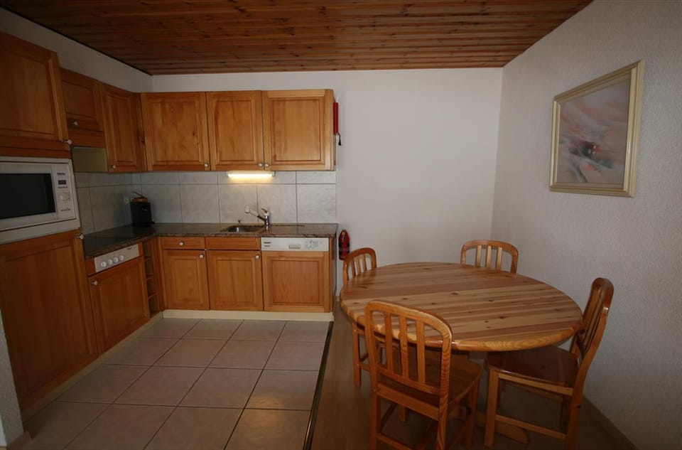 Coffee/tea facilities, Kitchen or kitchenette, Dining area