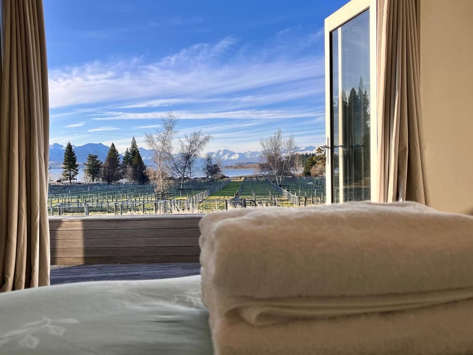 Bed, Bedroom, Lake view, Mountain view, towels