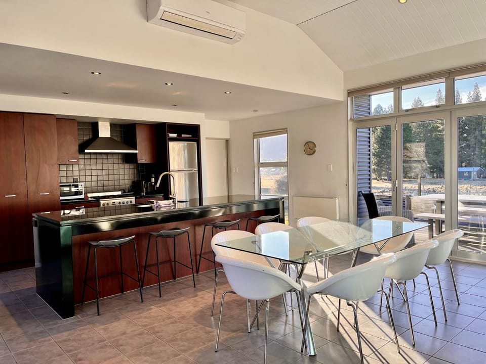 Dining area, kitchen