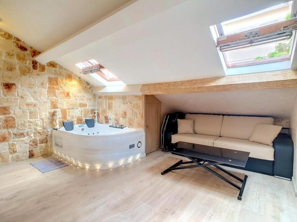 Love Room Jacuzzi Croisette Apartment in Cannes