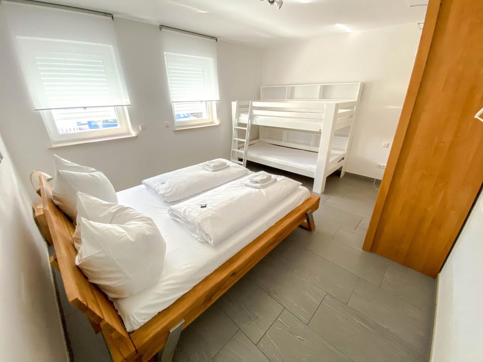 Photo of the whole room, Decorative detail, bunk bed