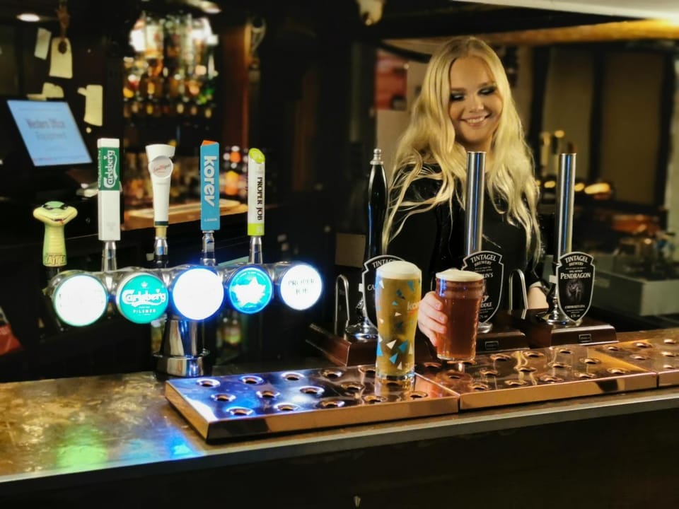 Staff, Restaurant/places to eat, Lounge or bar, Drinks, Alcoholic drinks