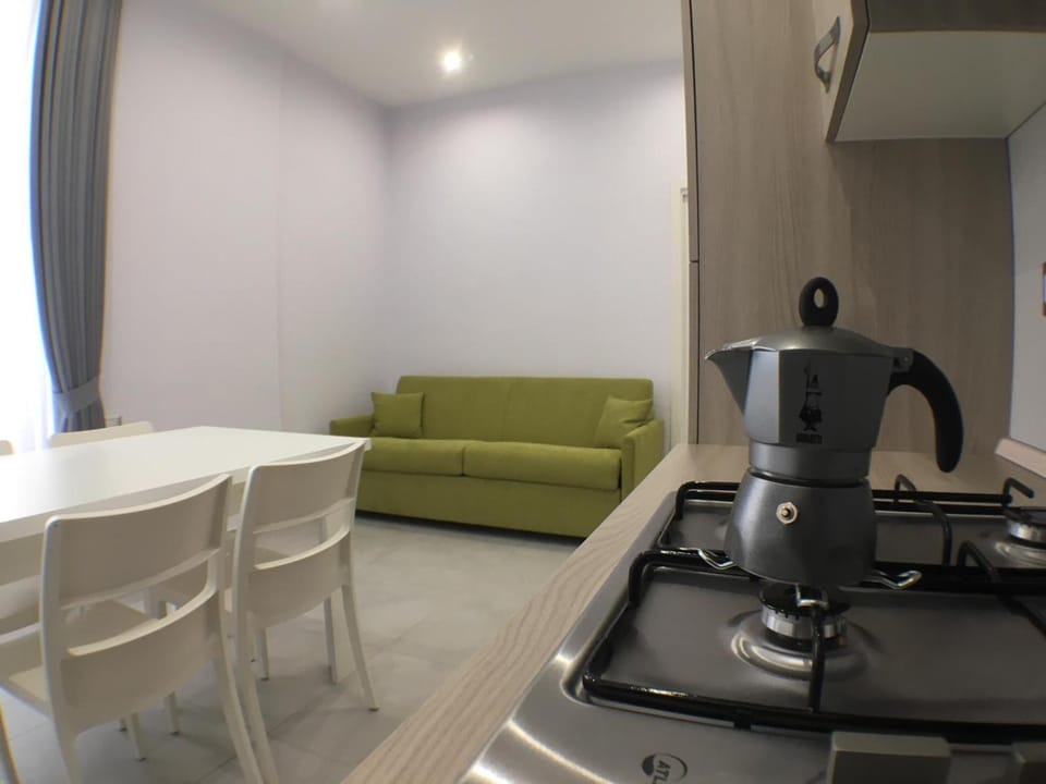 Coffee/tea facilities, Kitchen or kitchenette, Living room, Dining area, minibar, stove