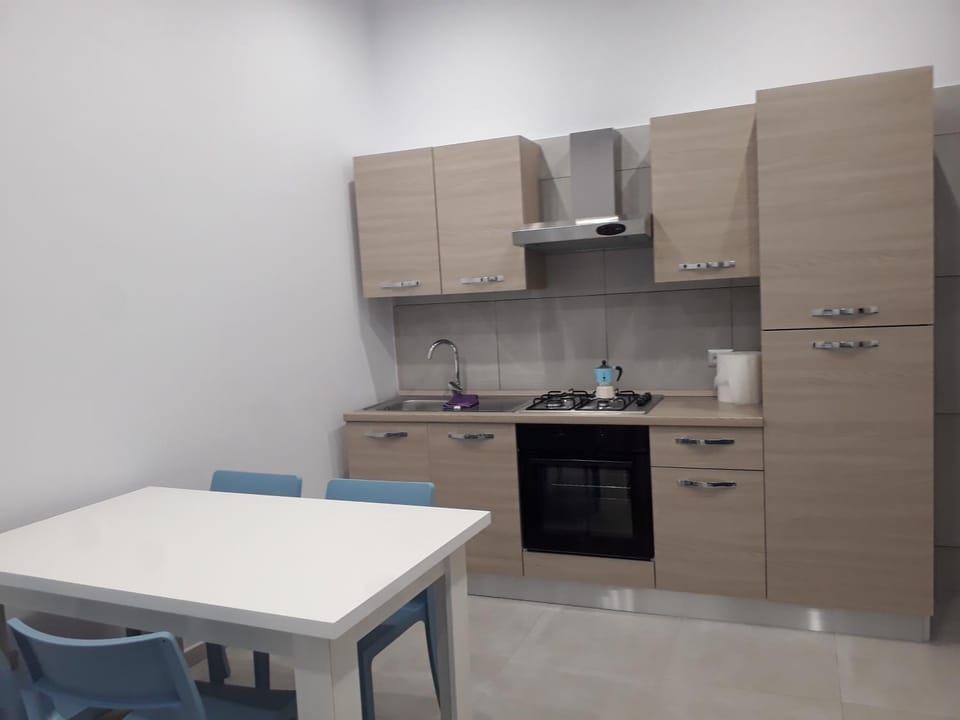 Kitchen or kitchenette, Dining area, oven, stove