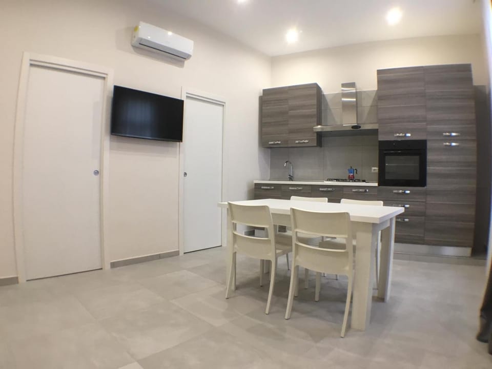 TV and multimedia, Kitchen or kitchenette, Dining area, oven, air conditioner