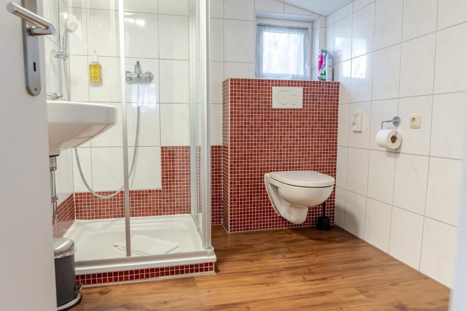 Shower, Toilet, Bathroom, towels