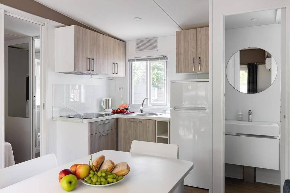 Kitchen or kitchenette, Food and drinks, Dining area, stove