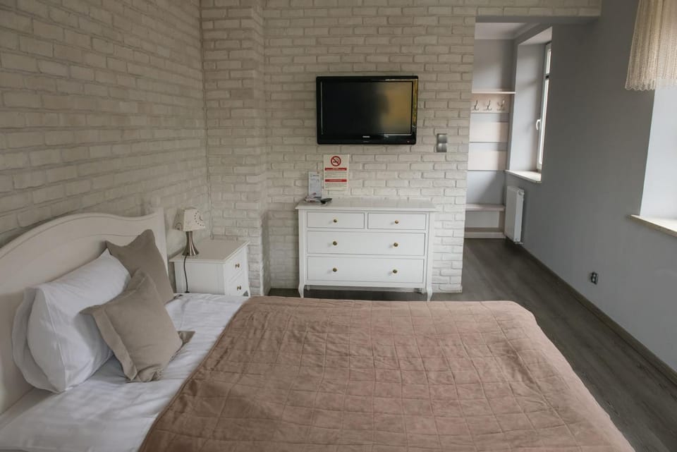 Communal lounge/ TV room, Bed, Bed, Photo of the whole room, Bedroom