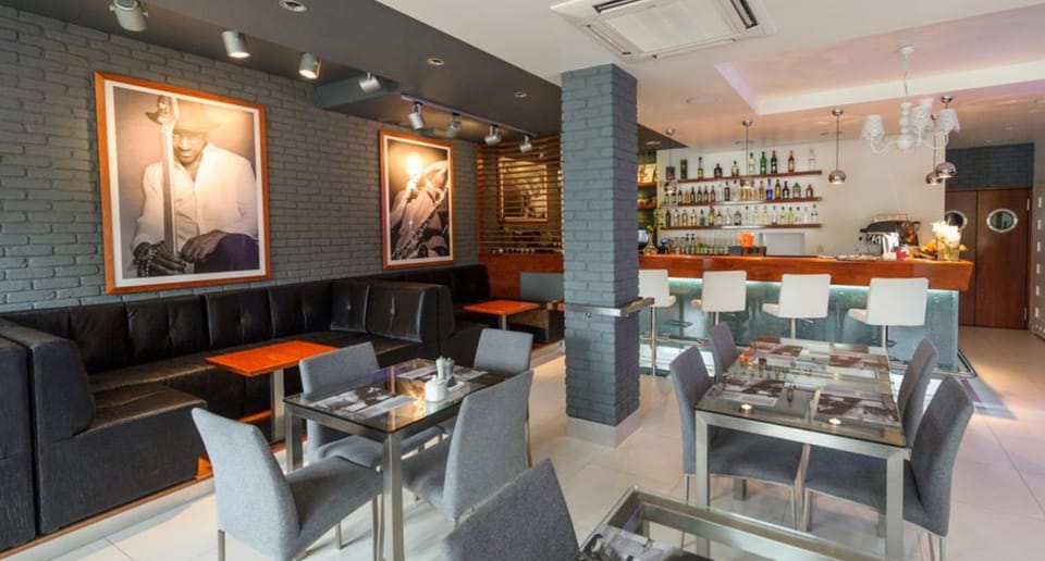 Restaurant/places to eat, Other, Food, Area and facilities, Breakfast