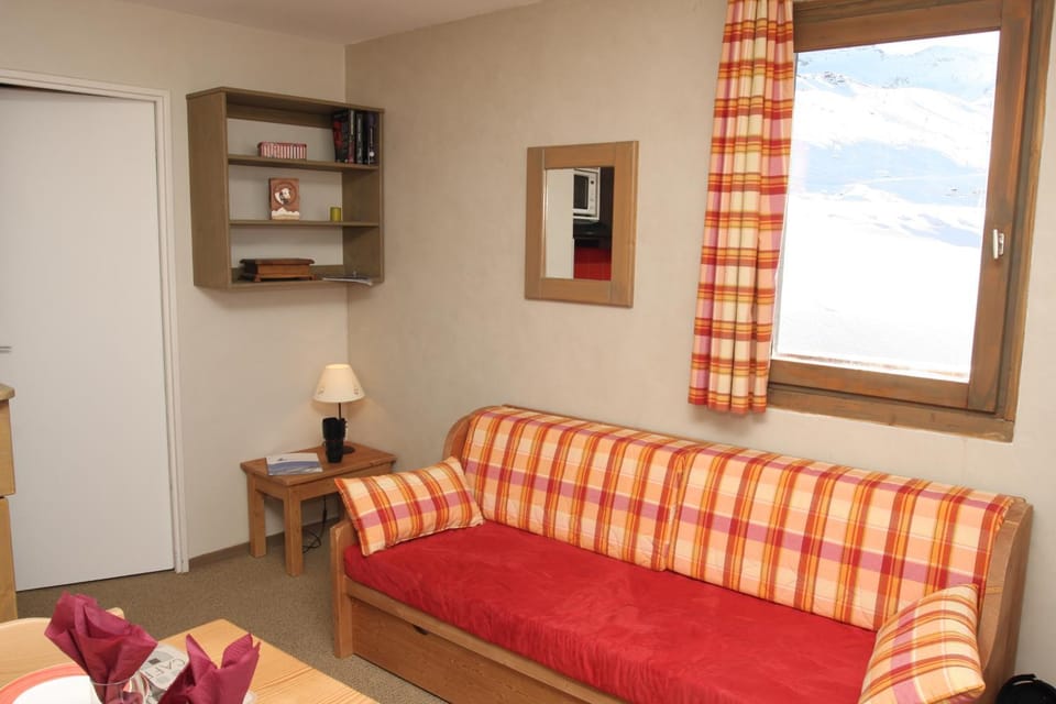 Bed, Living room